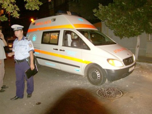Pompierii au dat jos de pe o casă o bătrână